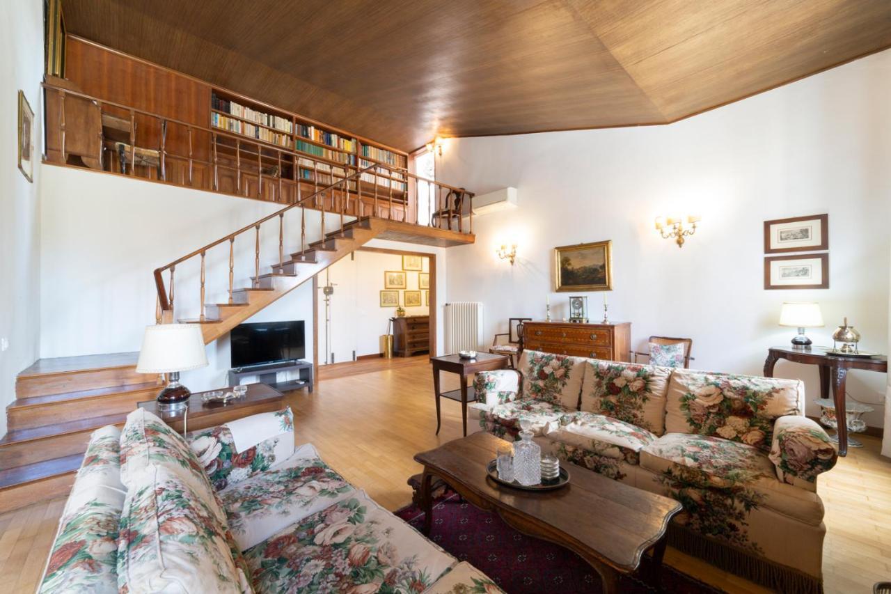 Lungarno Attic With Private Terrace And Lift Florence