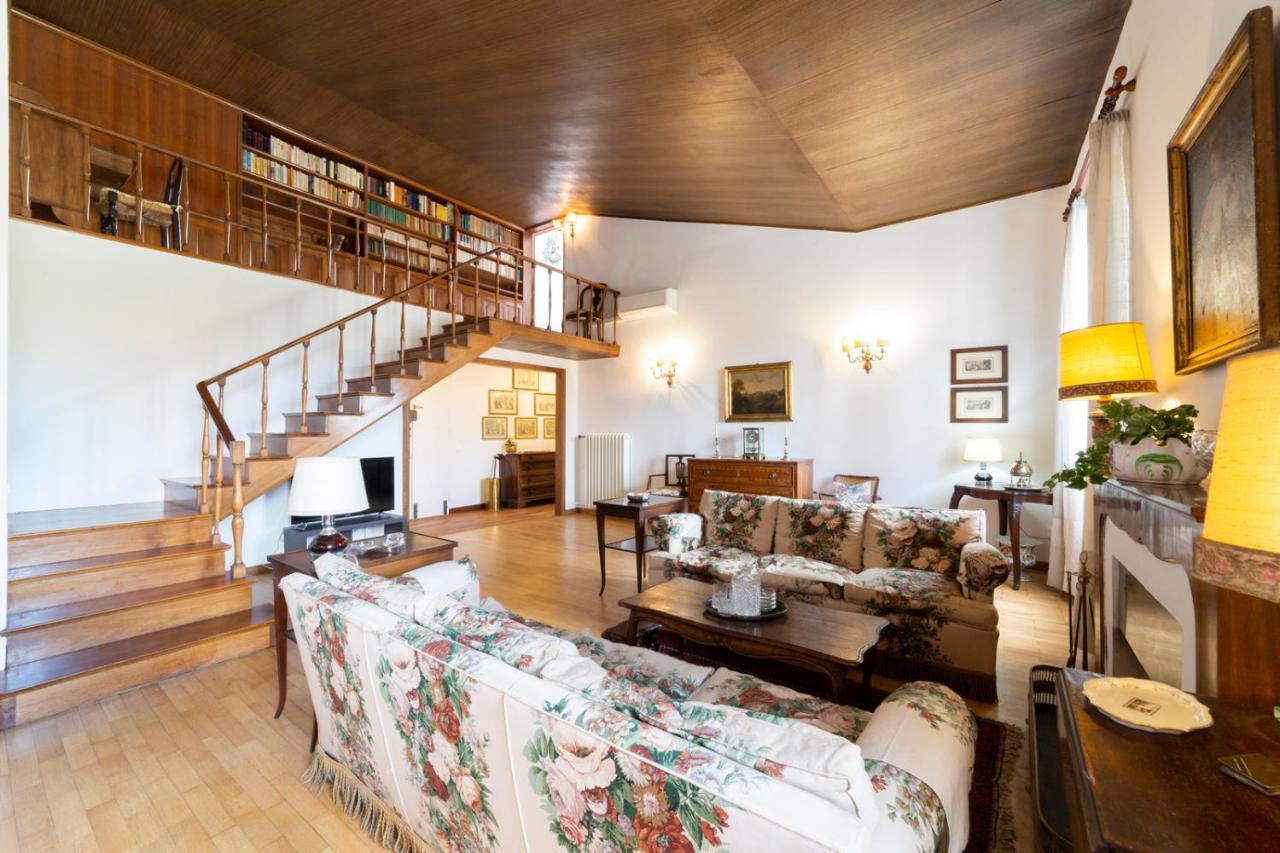 Lungarno Attic With Private Terrace And Lift Appartement