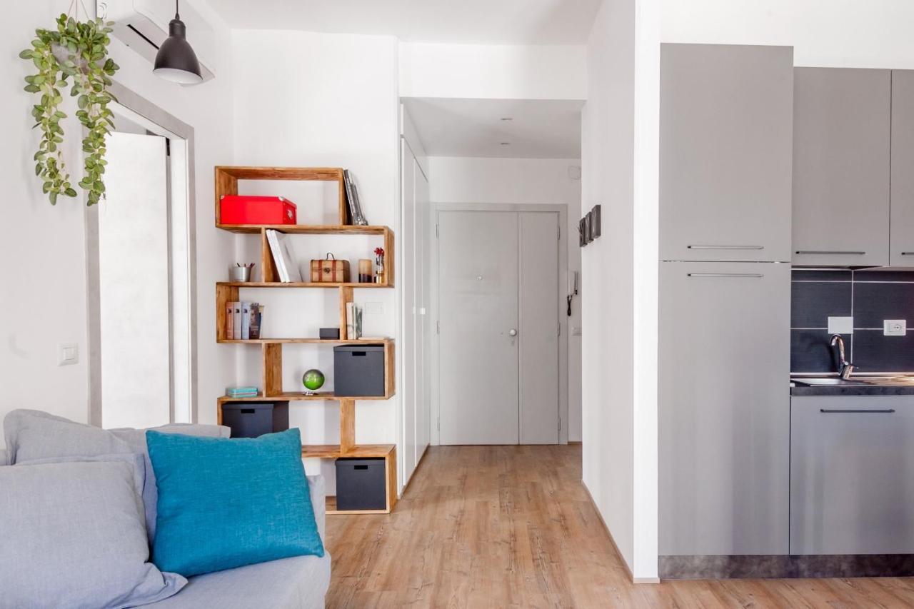 Open The Classic Wooden Shutters At A Cozy Nest Apartamento Florença