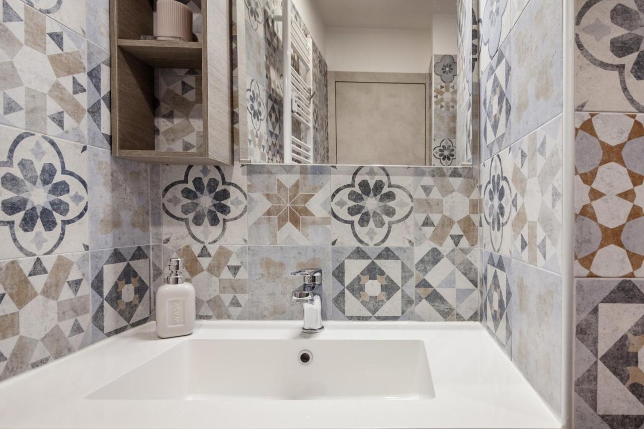 Apartamento Open The Classic Wooden Shutters At A Cozy Nest