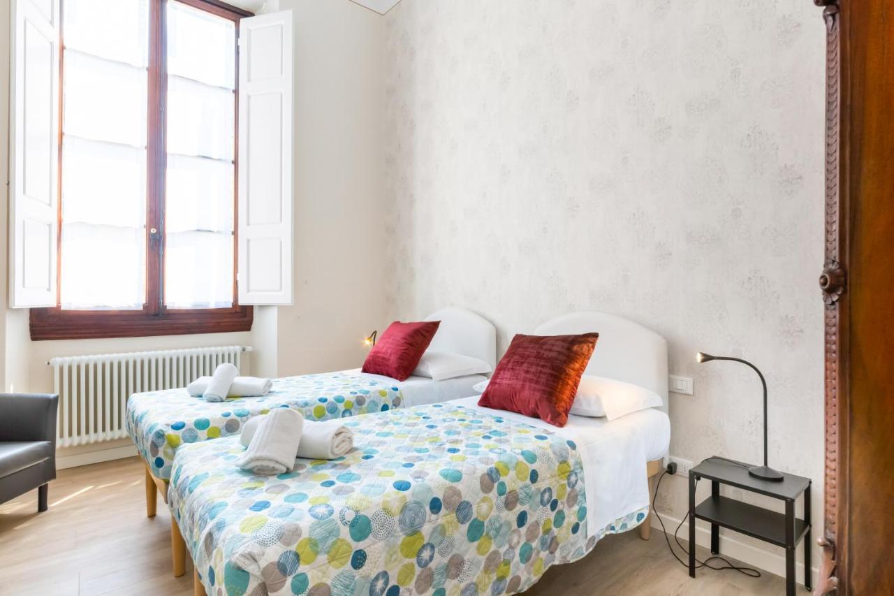 I Renai - Ponte Delle Grazie Modern Apartment Florence
