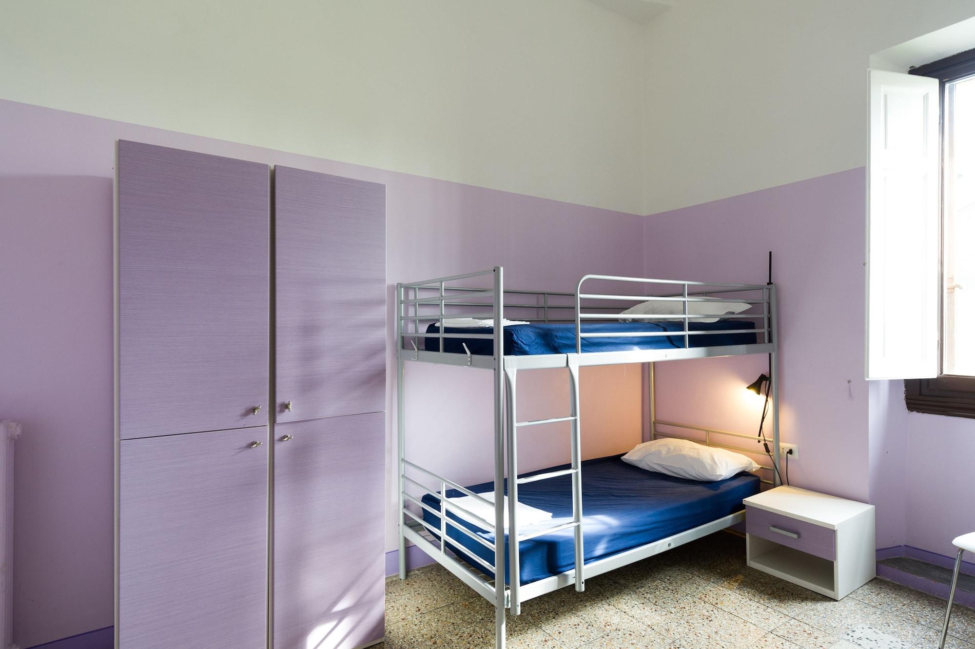 Hostel 7 Santi