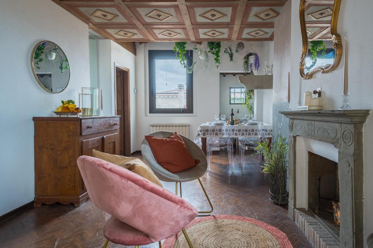 Via Lamberti, 3 - Charming - Charming And Historic 5th-floor Attic With Elevator In A Building At The Heart Of Vibrant Florence, Just A 2-minute Walk From Attractions Firenze