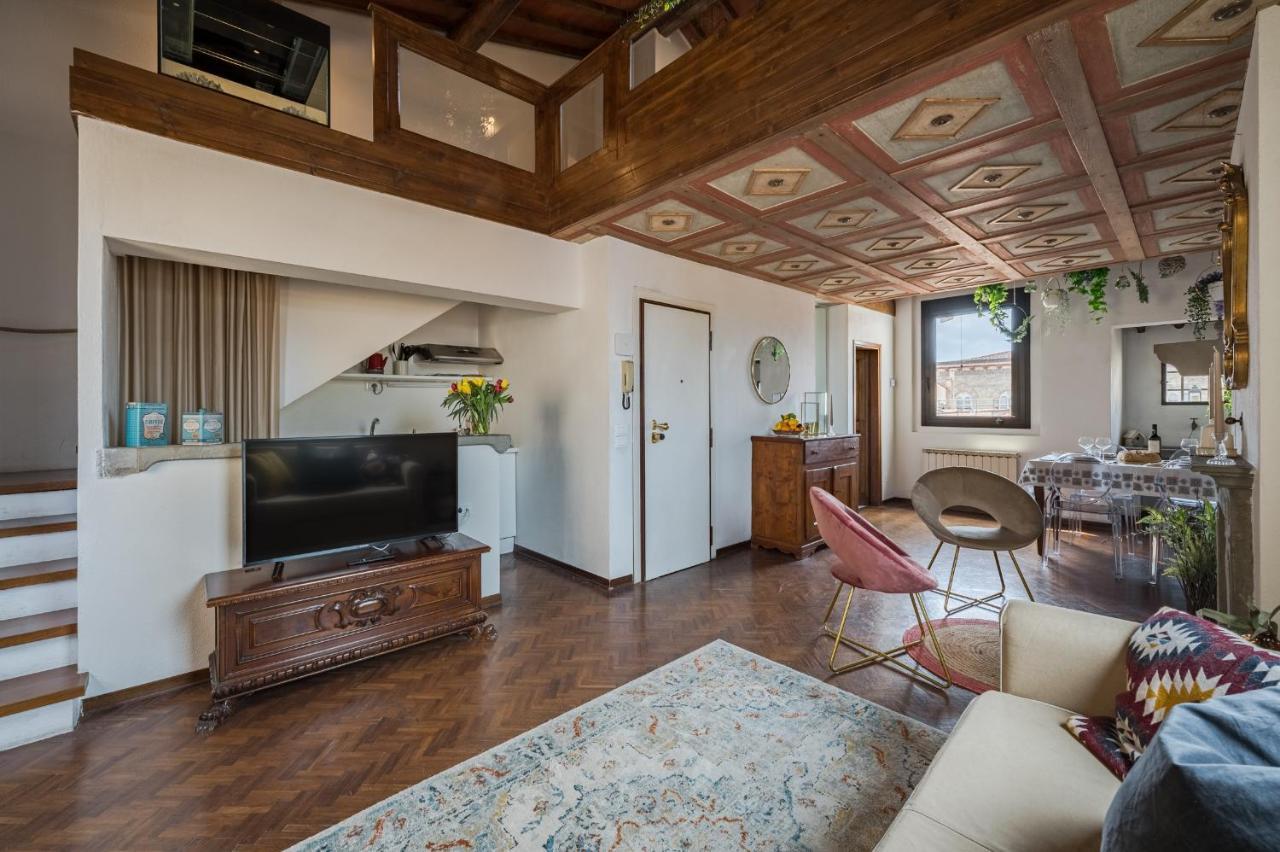 Via Lamberti, 3 - Charming - Charming And Historic 5th-floor Attic With Elevator In A Building At The Heart Of Vibrant Florence, Just A 2-minute Walk From Attractions Lejlighed *