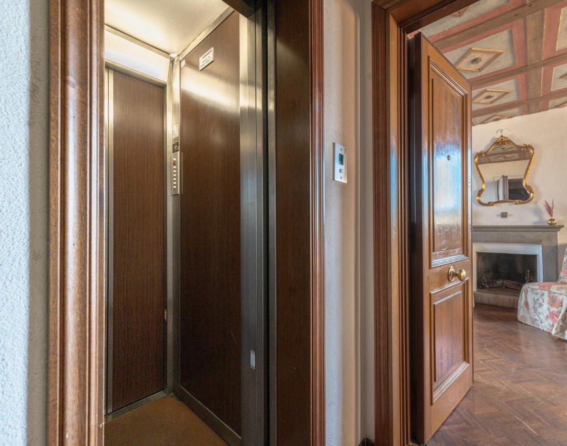 Lejlighed Via Lamberti, 3 - Charming - Charming And Historic 5th-floor Attic With Elevator In A Building At The Heart Of Vibrant Florence, Just A 2-minute Walk From Attractions *