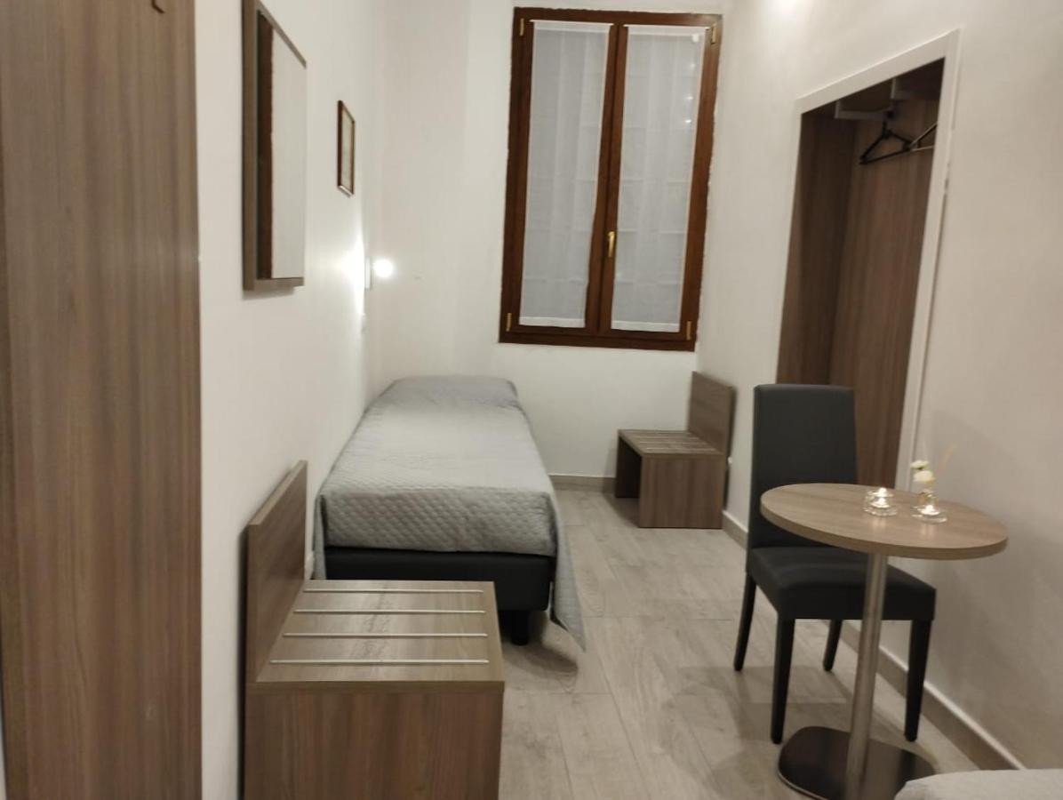 Holiday Rooms *