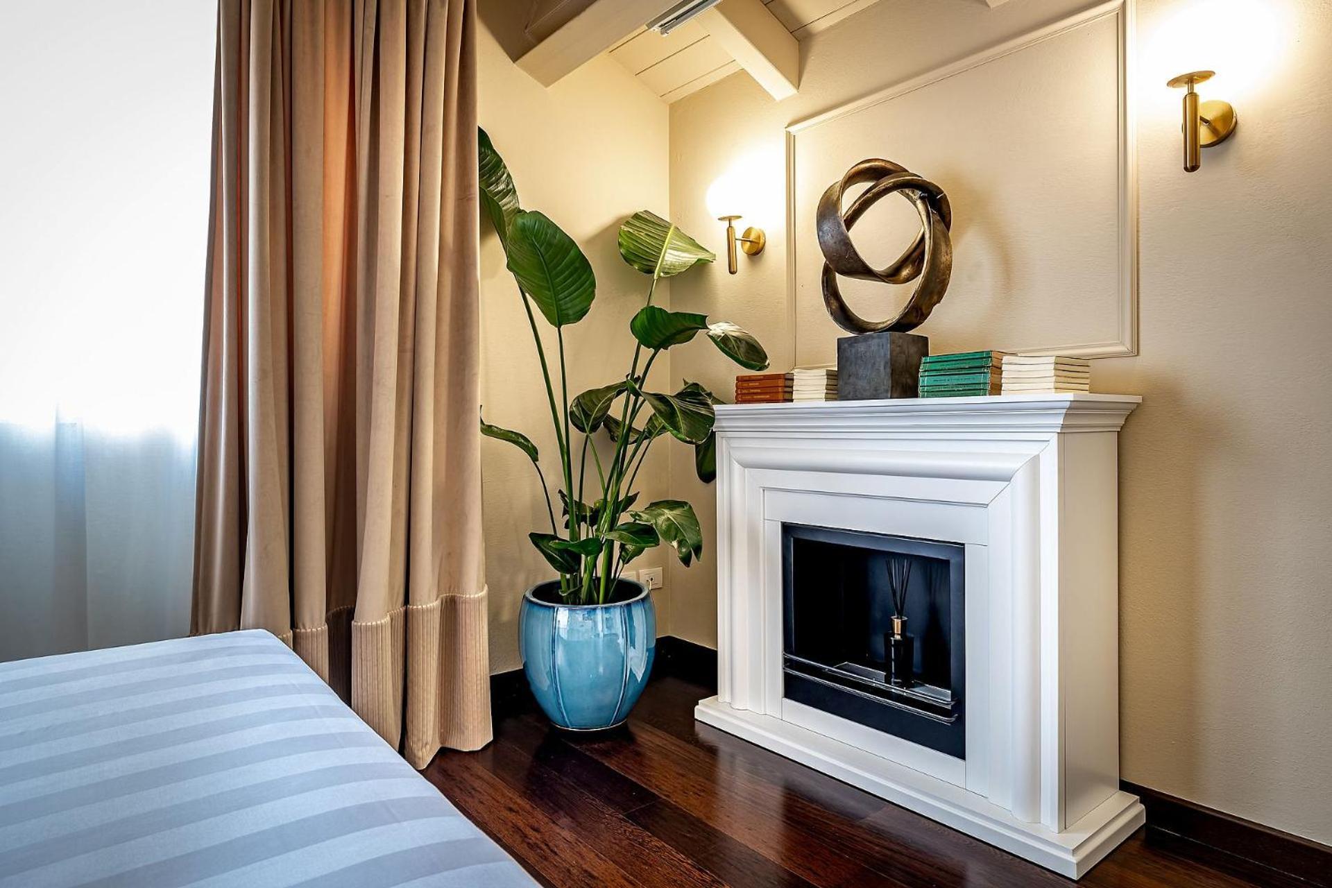 Ungherese Small Luxury Florence