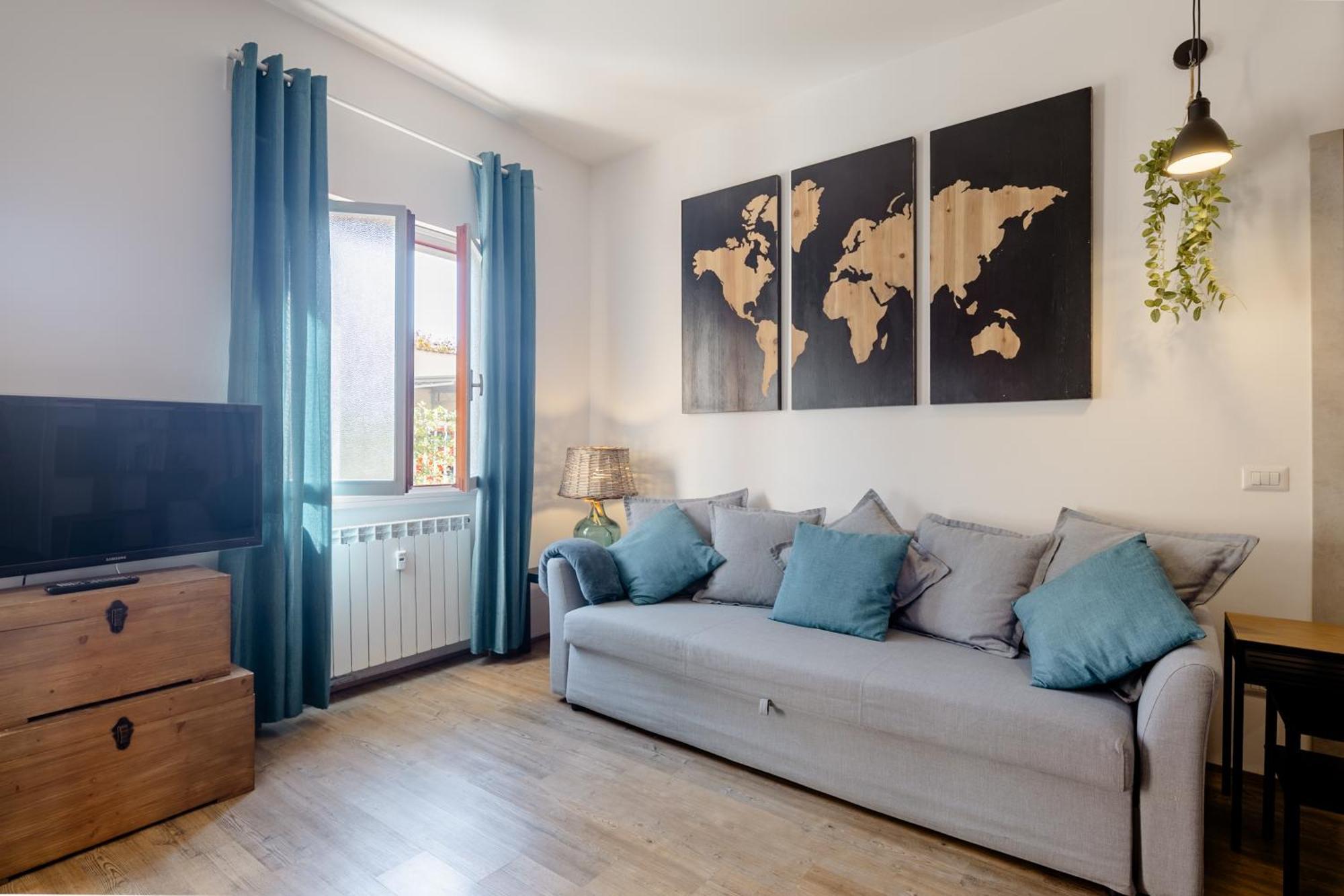 Open The Classic Wooden Shutters At A Cozy Nest Apartamento Florença