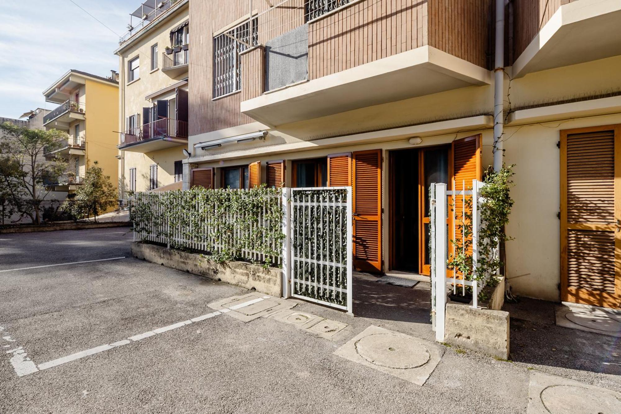 Open The Classic Wooden Shutters At A Cozy Nest Apartamento Florença