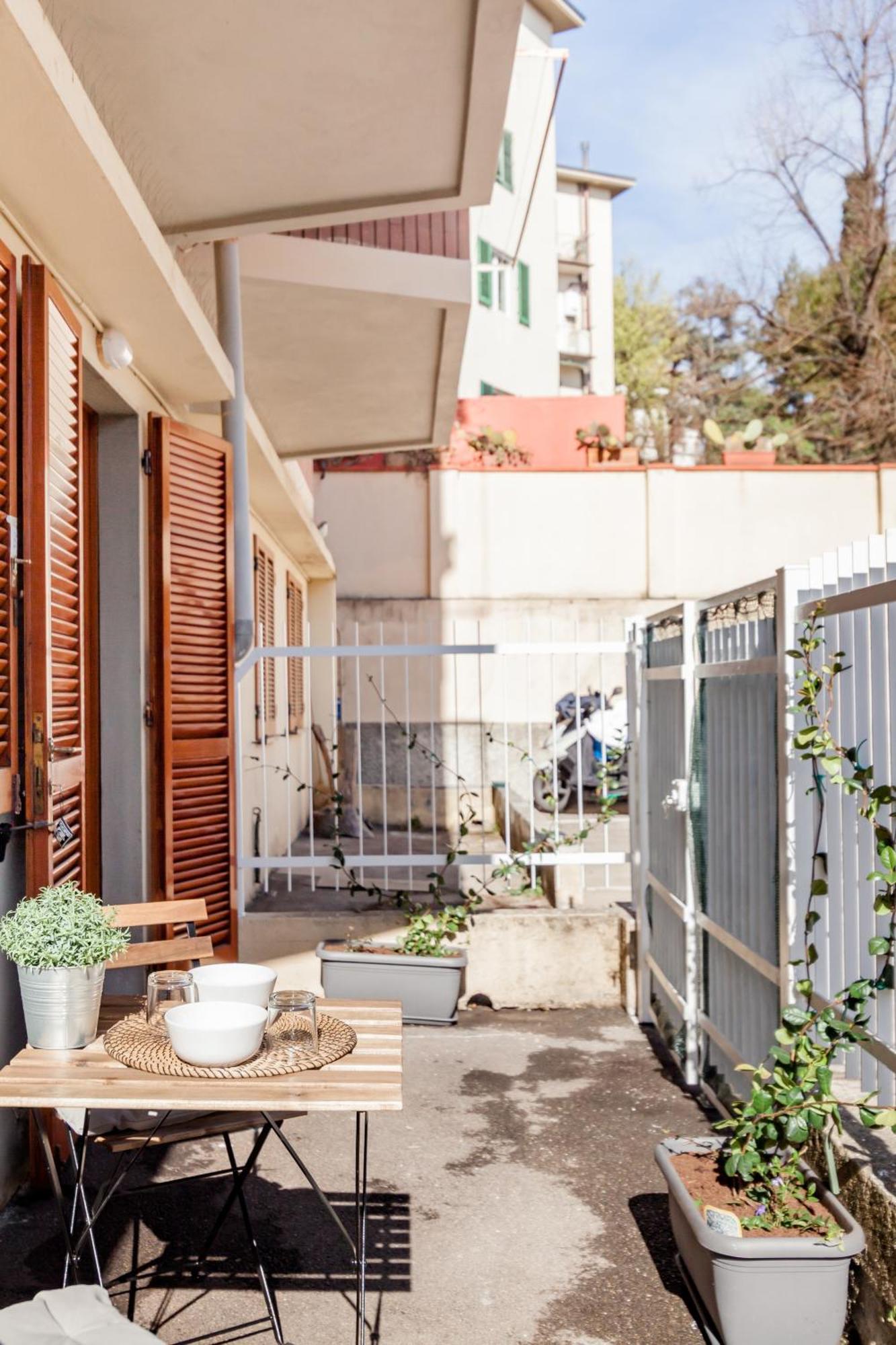 Apartamento Open The Classic Wooden Shutters At A Cozy Nest *