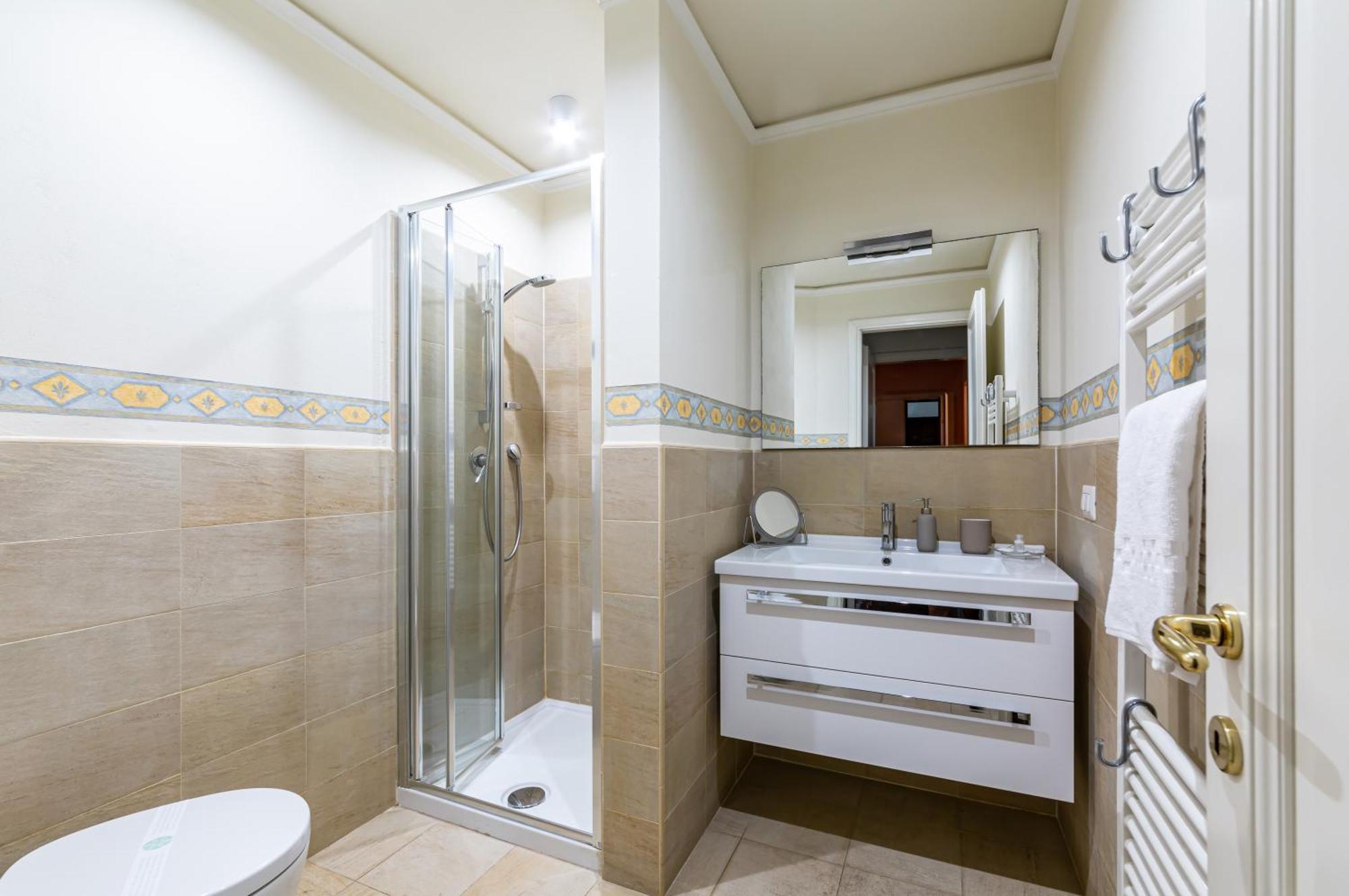Apartment Stibbert & Statuto Elegant Flat With Balcony