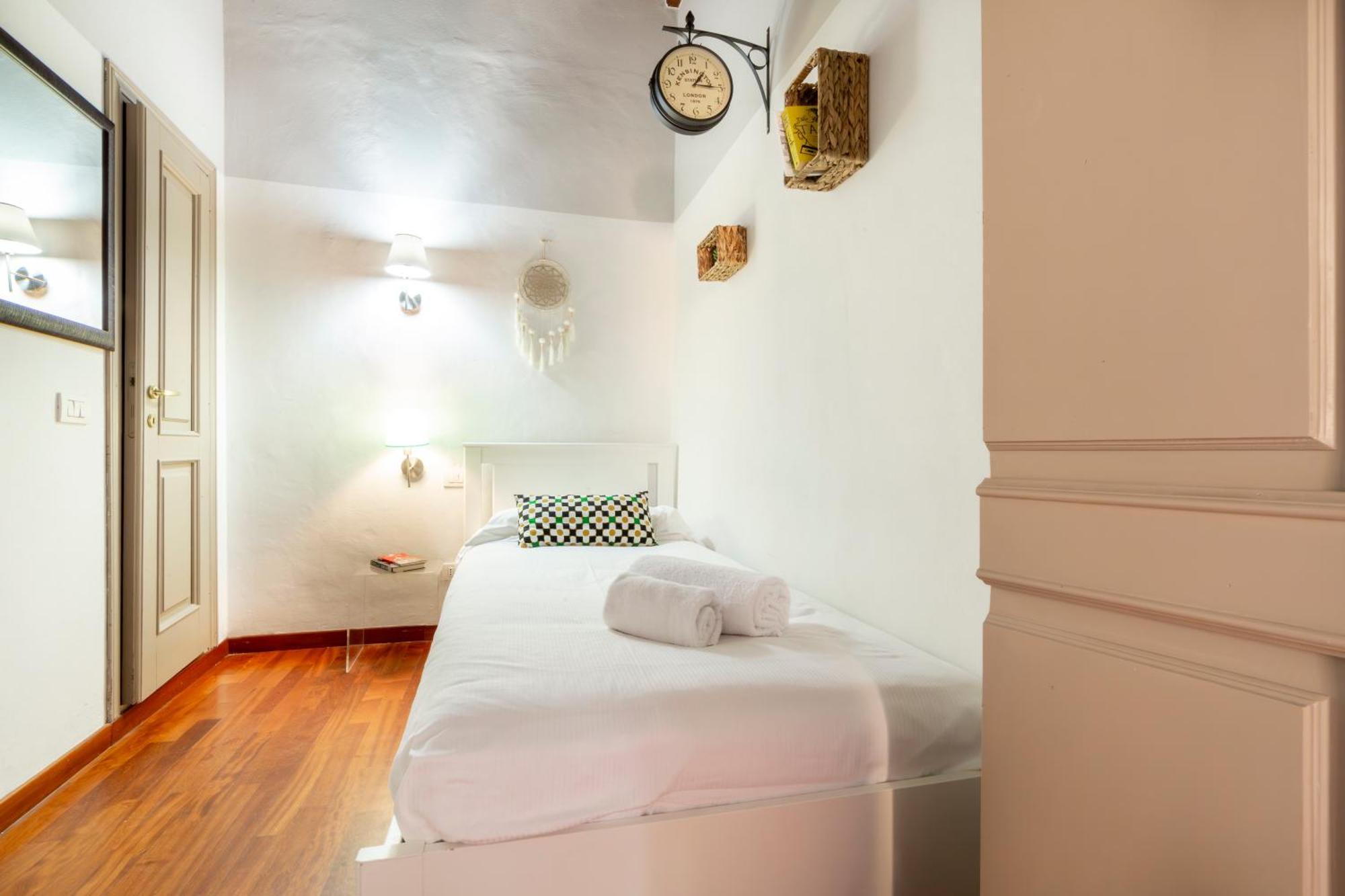 Downtown Colourful Flat Close To The Railway Firenze