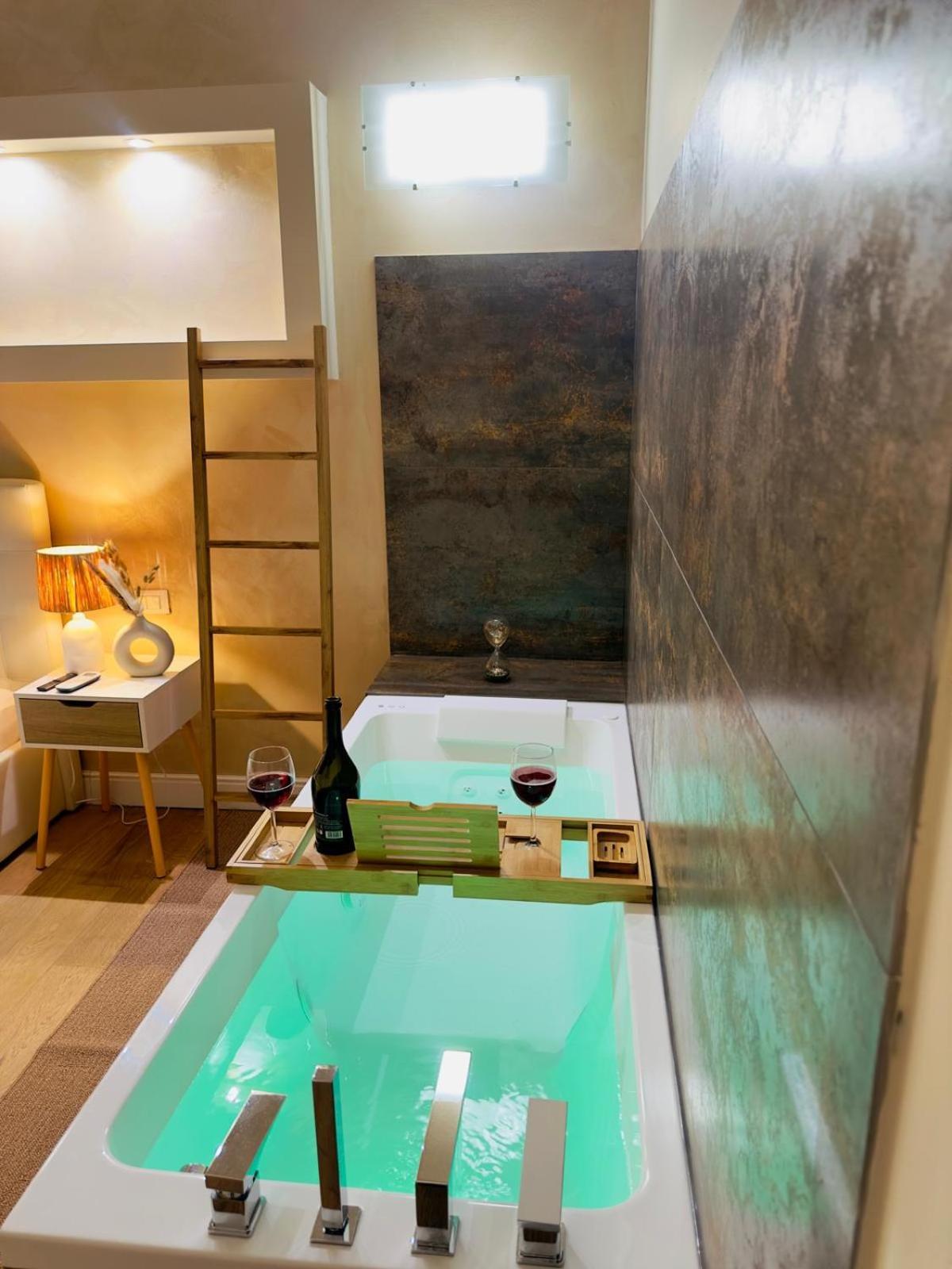 Apartamento Elegante Con Giardino Privato, Jacuzzi Nel Cuore Di