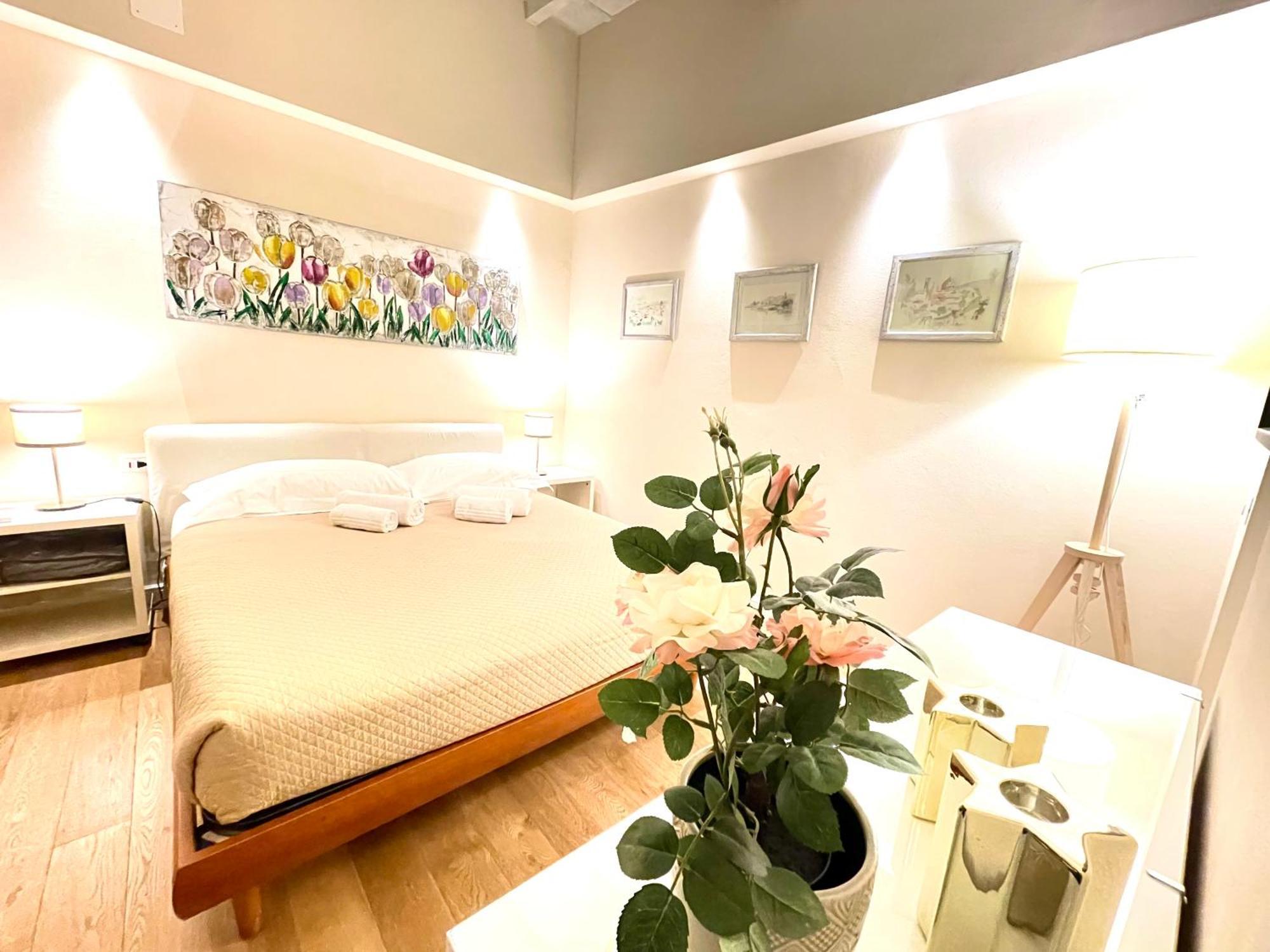 Cozy Santa Maria Novella Uffizi Duomo 2beds-2baths * Florence