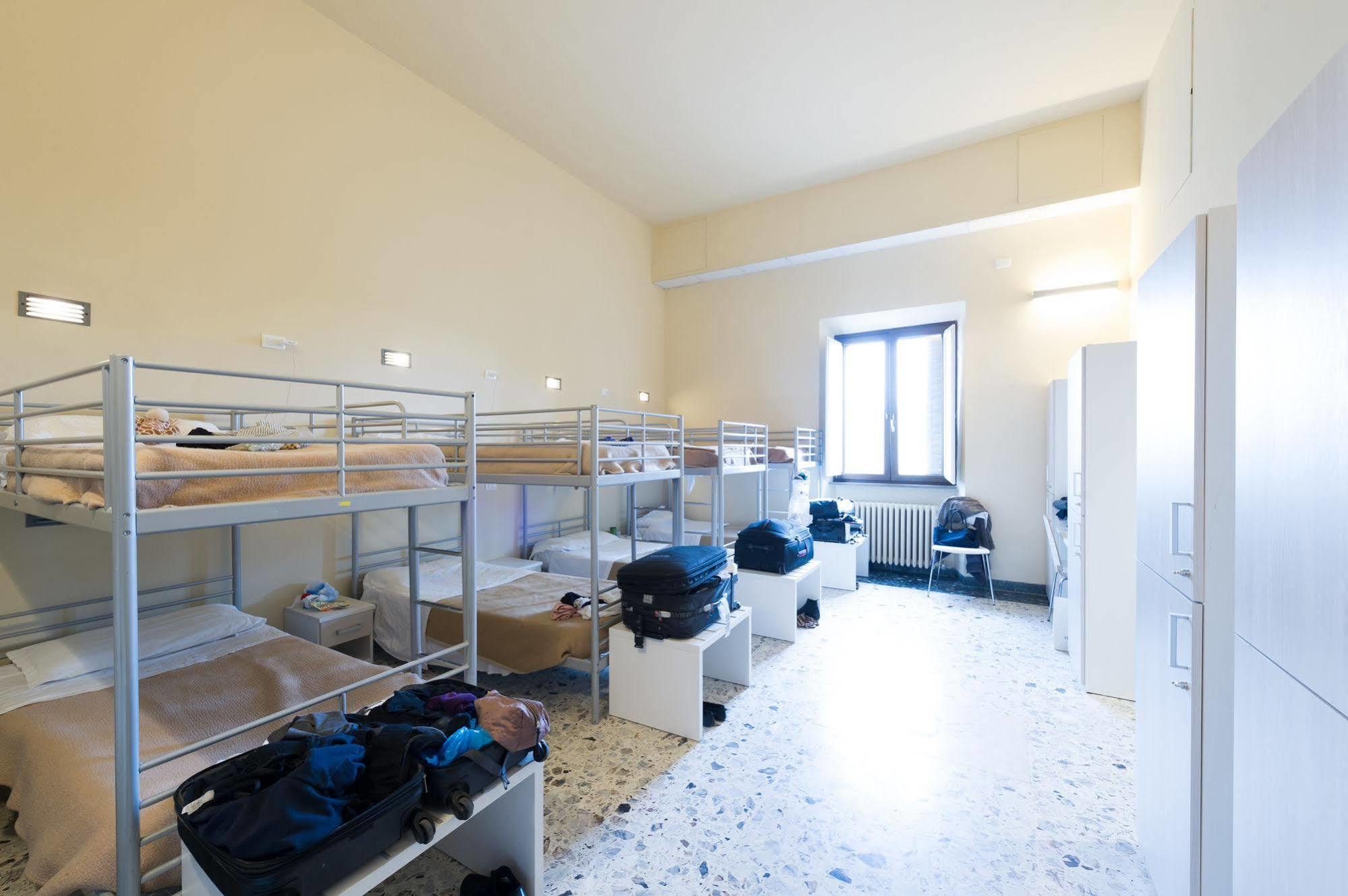 Hostel 7 Santi