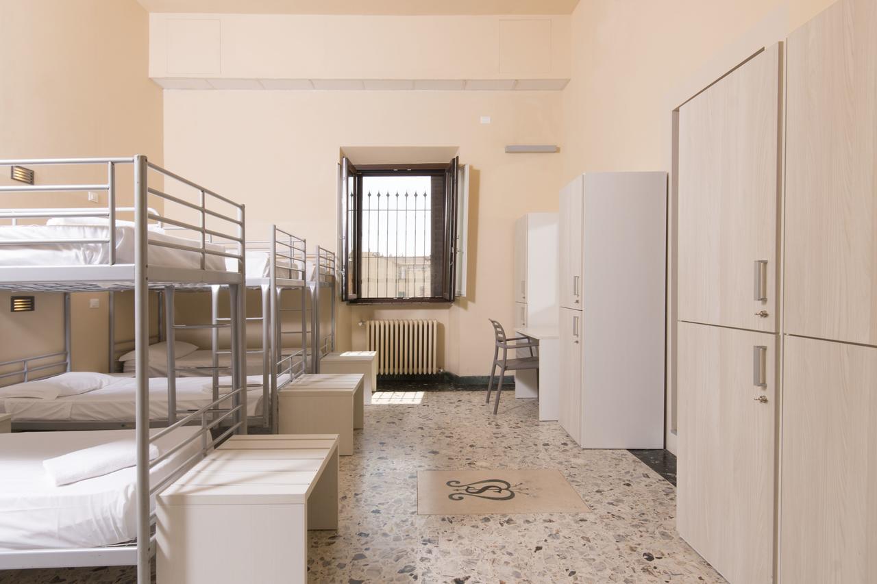 Hostel 7 Santi