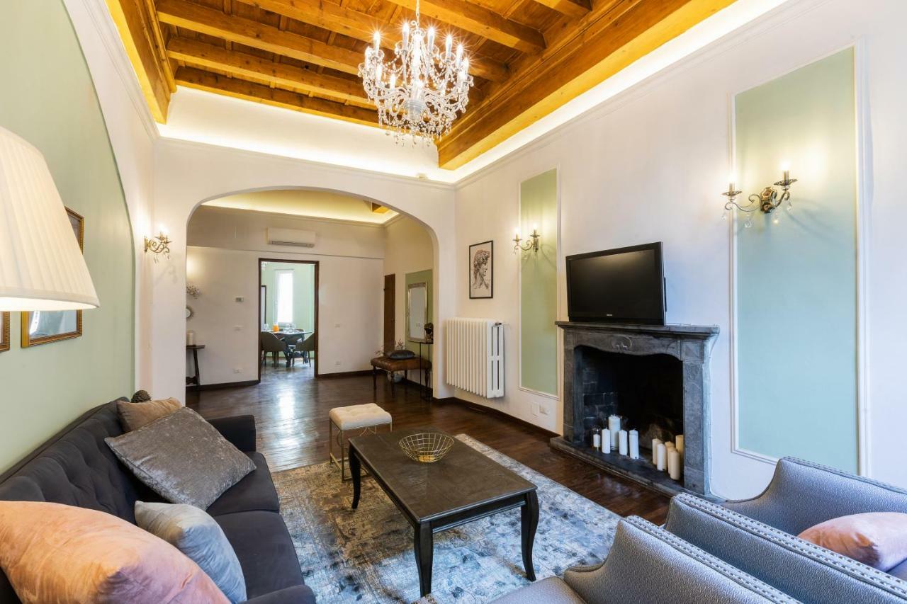 Historic Center Palace - Huge 4 Bedrooms Santa Croce - By Likehomeflorence Lejlighed