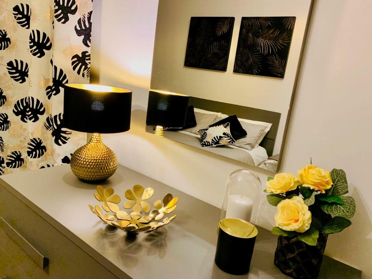 Open The Classic Wooden Shutters At A Cozy Nest * Florença